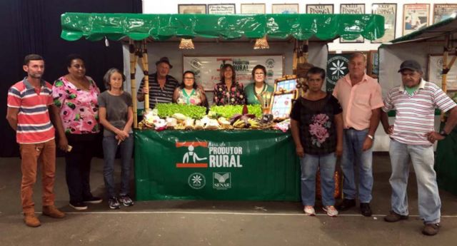 Alunos participam da primeira Feira do Produtor Rural de Timburi